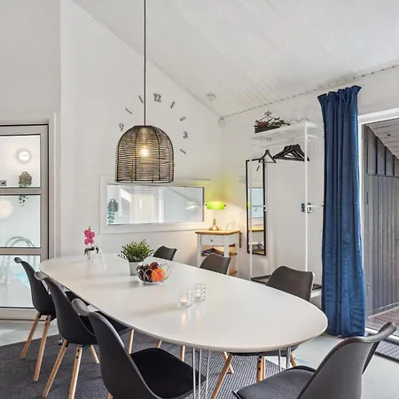 Сasa de vacaciones 4 Bedroom Cozy In *